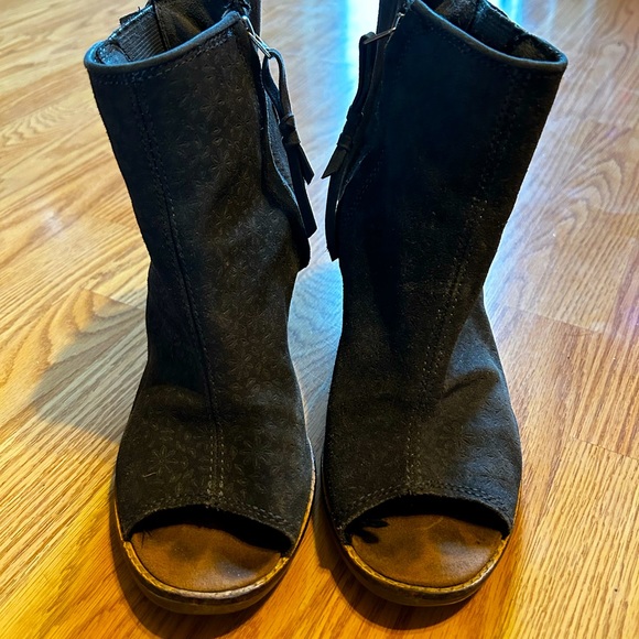 Cute Toms heeled boots dark gray with flower print on them sz W 9 - Picture 1 of 6